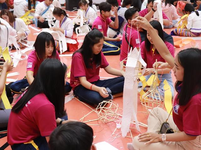 ทำนุบำรุงศิลปและวัฒนธรรม ประดิษฐ์โคมแขวนแบบล้านนา