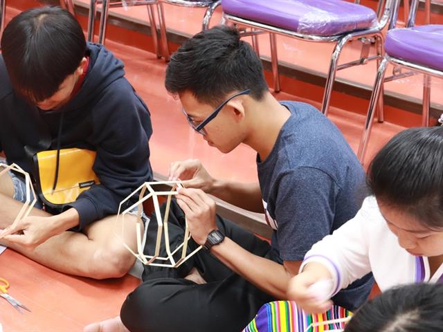 ทำนุบำรุงศิลปและวัฒนธรรม ประดิษฐ์โคมแขวนแบบล้านนา
