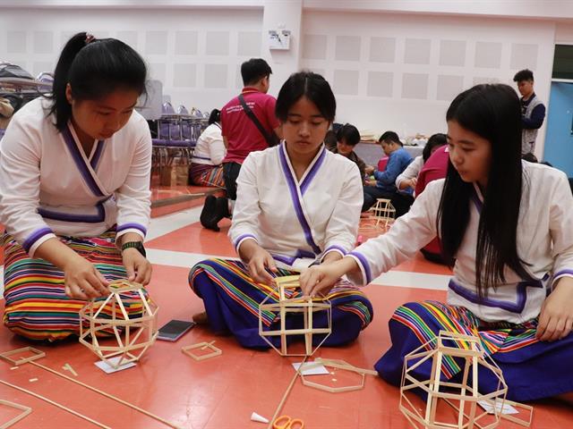 ทำนุบำรุงศิลปและวัฒนธรรม ประดิษฐ์โคมแขวนแบบล้านนา