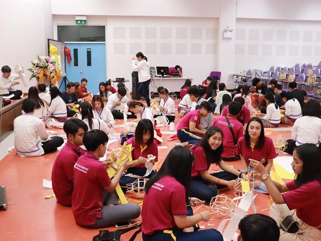 ทำนุบำรุงศิลปและวัฒนธรรม ประดิษฐ์โคมแขวนแบบล้านนา