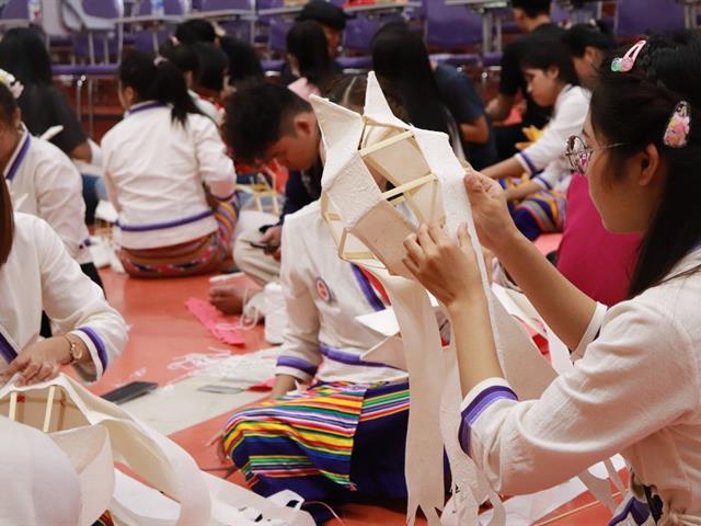ทำนุบำรุงศิลปและวัฒนธรรม ประดิษฐ์โคมแขวนแบบล้านนา