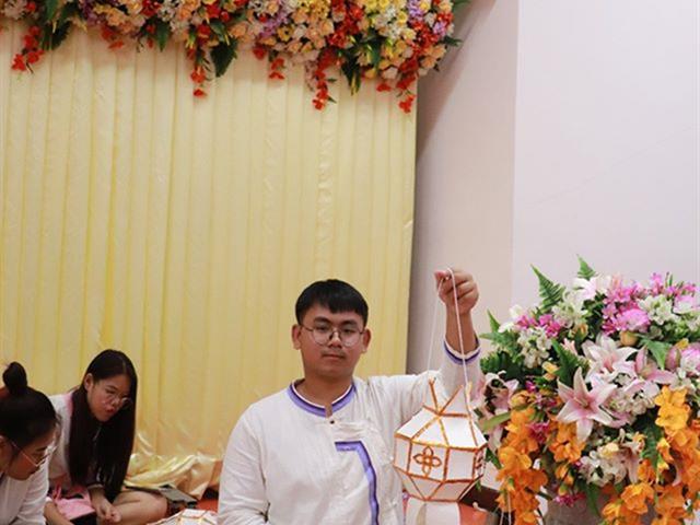 ทำนุบำรุงศิลปและวัฒนธรรม ประดิษฐ์โคมแขวนแบบล้านนา