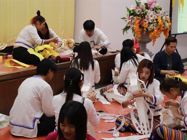 ทำนุบำรุงศิลปและวัฒนธรรม ประดิษฐ์โคมแขวนแบบล้านนา