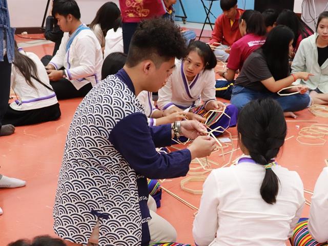 ทำนุบำรุงศิลปและวัฒนธรรม ประดิษฐ์โคมแขวนแบบล้านนา