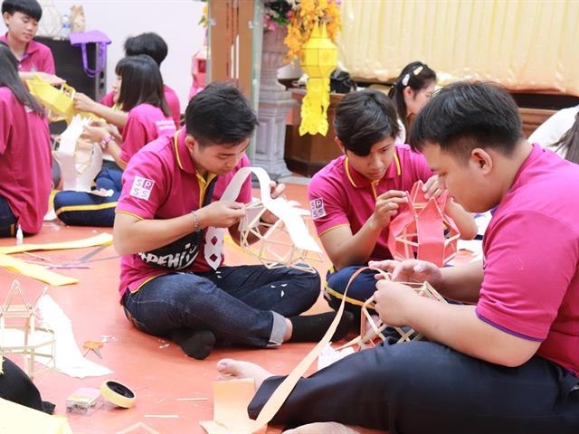ทำนุบำรุงศิลปและวัฒนธรรม ประดิษฐ์โคมแขวนแบบล้านนา
