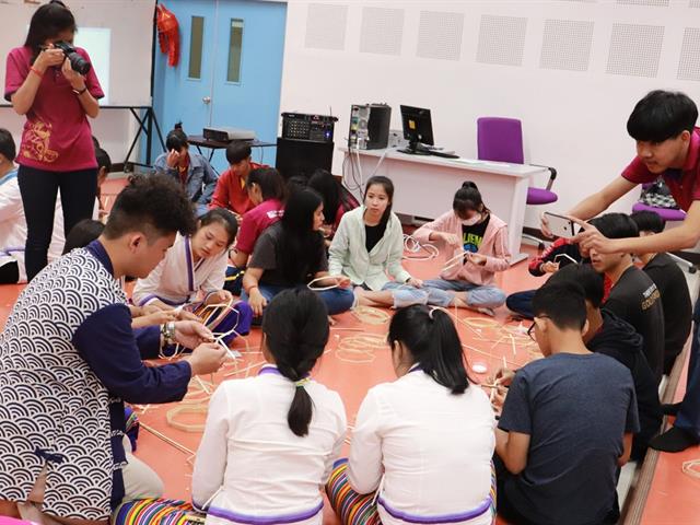 ทำนุบำรุงศิลปและวัฒนธรรม ประดิษฐ์โคมแขวนแบบล้านนา