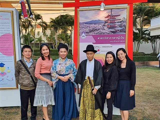 คณะศิลปศาสตร์ร่วมจัดนิทรรศการในโครงการ ชมรมภาษาและวัฒนธรรมนานาชาติ และ โครงการ International Awareness and Mobility เพื่อก้าวสู่ความเป็นสากล