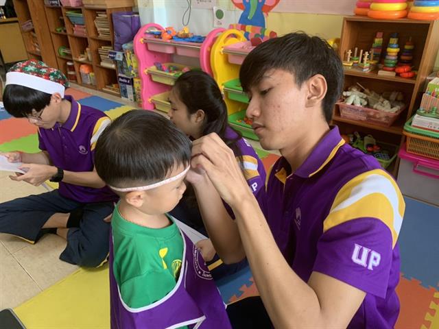 นิสิตหลักสูตรโภชนาการและการกำหนดอาหาร ฝึกปฏิบัติการชุมชนต่อเนื่องเป็นสัปดาห์ที่ 3 และร่วมจัดงานคริสมาสต์ ณ ศูนย์พัฒนาเด็กเล็กตำบลจำป่าหวาย