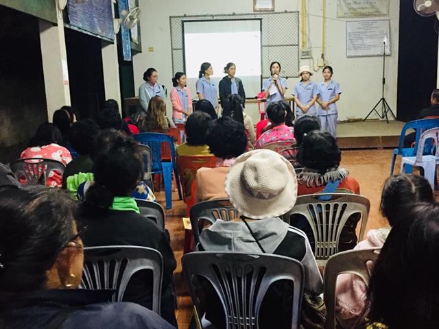 นิสิตพยาบาลศาสตร์ชั้นปีที่ 4 คณะพยาบาลศาสตร์ มหาวิทยาลัยพะเยา นำเสนอข้อมูลที่วิเคราะห์จากการศึกษาชุมชน ในเวทีประชาคมของบ้านใหม่ริมบึง 