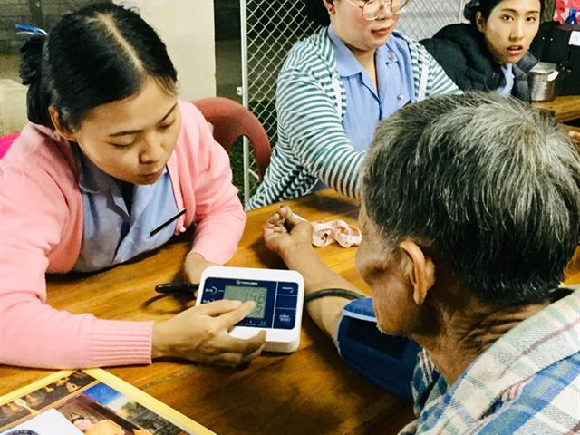 นิสิตพยาบาลศาสตร์ชั้นปีที่ 4 คณะพยาบาลศาสตร์ มหาวิทยาลัยพะเยา นำเสนอข้อมูลที่วิเคราะห์จากการศึกษาชุมชน ในเวทีประชาคมของบ้านใหม่ริมบึง 