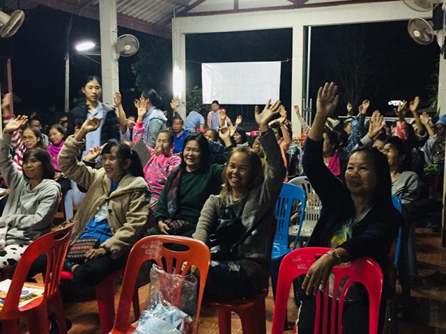 นิสิตพยาบาลศาสตร์ชั้นปีที่ 4 คณะพยาบาลศาสตร์ มหาวิทยาลัยพะเยา นำเสนอข้อมูลที่วิเคราะห์จากการศึกษาชุมชน ในเวทีประชาคมของบ้านใหม่ริมบึง 