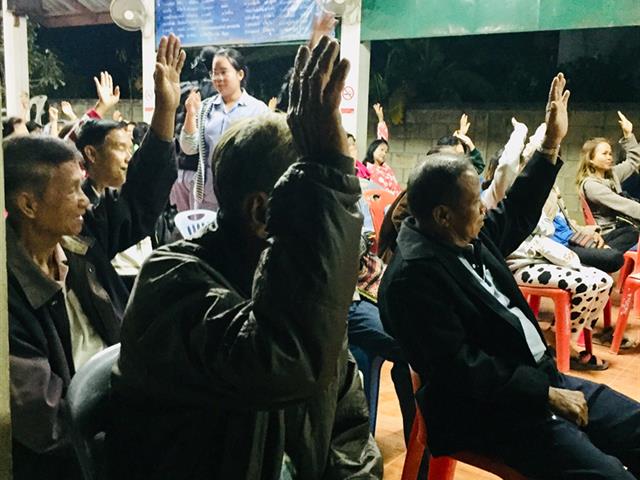นิสิตพยาบาลศาสตร์ชั้นปีที่ 4 คณะพยาบาลศาสตร์ มหาวิทยาลัยพะเยา นำเสนอข้อมูลที่วิเคราะห์จากการศึกษาชุมชน ในเวทีประชาคมของบ้านใหม่ริมบึง 