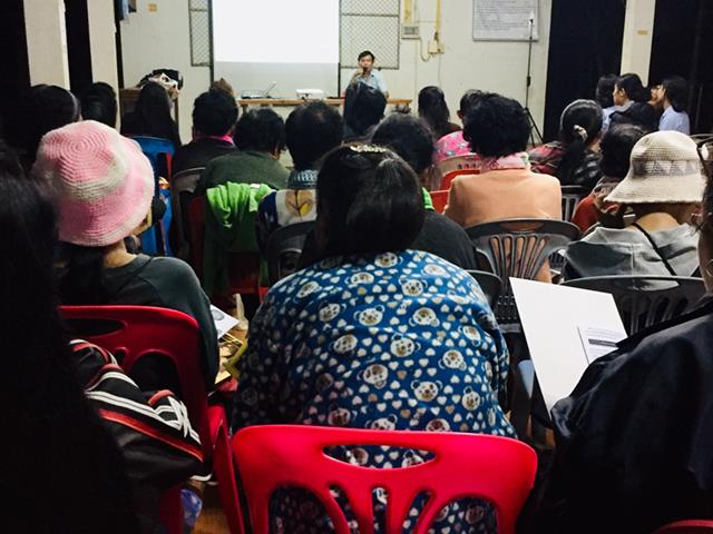 นิสิตพยาบาลศาสตร์ชั้นปีที่ 4 คณะพยาบาลศาสตร์ มหาวิทยาลัยพะเยา นำเสนอข้อมูลที่วิเคราะห์จากการศึกษาชุมชน ในเวทีประชาคมของบ้านใหม่ริมบึง 