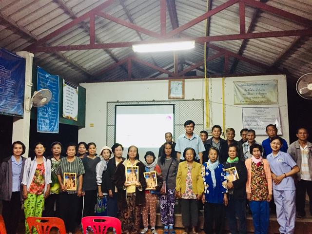 นิสิตพยาบาลศาสตร์ชั้นปีที่ 4 คณะพยาบาลศาสตร์ มหาวิทยาลัยพะเยา นำเสนอข้อมูลที่วิเคราะห์จากการศึกษาชุมชน ในเวทีประชาคมของบ้านใหม่ริมบึง 