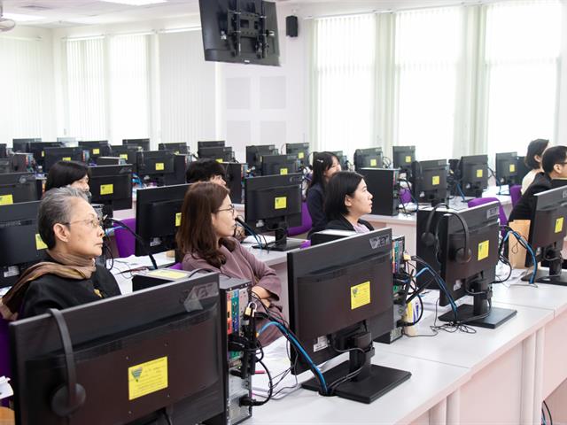 ผู้จัดการบริษัท Dynatix เข้าพบคณะผู้บริหารและคณะกรรมการศูนย์ภาษาคณะศิลปศาสตร์ เพื่อนำเสนอโปรแกรมเพื่อการฝึกฝน ทดสอบ และวัดระดับภาษาอังกฤษ DynEd