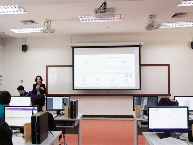 ผู้จัดการบริษัท Dynatix เข้าพบคณะผู้บริหารและคณะกรรมการศูนย์ภาษาคณะศิลปศาสตร์ เพื่อนำเสนอโปรแกรมเพื่อการฝึกฝน ทดสอบ และวัดระดับภาษาอังกฤษ DynEd