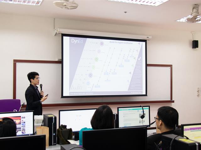 ผู้จัดการบริษัท Dynatix เข้าพบคณะผู้บริหารและคณะกรรมการศูนย์ภาษาคณะศิลปศาสตร์ เพื่อนำเสนอโปรแกรมเพื่อการฝึกฝน ทดสอบ และวัดระดับภาษาอังกฤษ DynEd