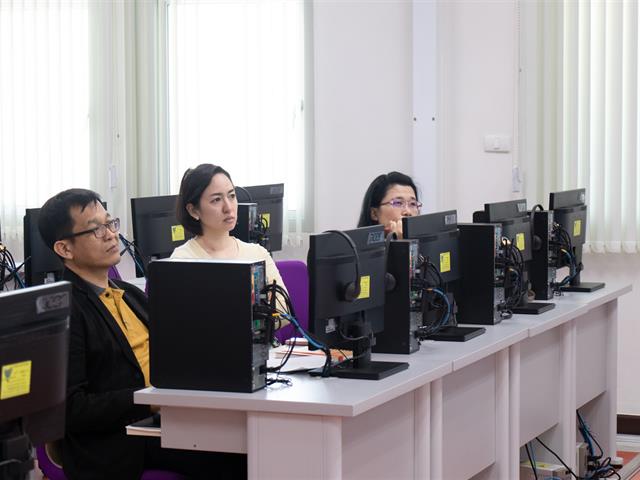 ผู้จัดการบริษัท Dynatix เข้าพบคณะผู้บริหารและคณะกรรมการศูนย์ภาษาคณะศิลปศาสตร์ เพื่อนำเสนอโปรแกรมเพื่อการฝึกฝน ทดสอบ และวัดระดับภาษาอังกฤษ DynEd