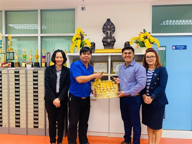 ผู้จัดการบริษัท Dynatix เข้าพบคณะผู้บริหารและคณะกรรมการศูนย์ภาษาคณะศิลปศาสตร์ เพื่อนำเสนอโปรแกรมเพื่อการฝึกฝน ทดสอบ และวัดระดับภาษาอังกฤษ DynEd