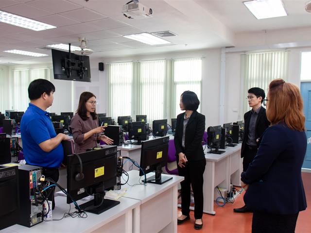 ผู้จัดการบริษัท Dynatix เข้าพบคณะผู้บริหารและคณะกรรมการศูนย์ภาษาคณะศิลปศาสตร์ เพื่อนำเสนอโปรแกรมเพื่อการฝึกฝน ทดสอบ และวัดระดับภาษาอังกฤษ DynEd