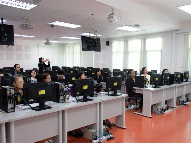 ผู้จัดการบริษัท Dynatix เข้าพบคณะผู้บริหารและคณะกรรมการศูนย์ภาษาคณะศิลปศาสตร์ เพื่อนำเสนอโปรแกรมเพื่อการฝึกฝน ทดสอบ และวัดระดับภาษาอังกฤษ DynEd