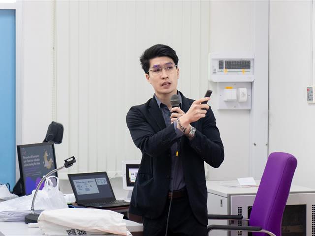 ผู้จัดการบริษัท Dynatix เข้าพบคณะผู้บริหารและคณะกรรมการศูนย์ภาษาคณะศิลปศาสตร์ เพื่อนำเสนอโปรแกรมเพื่อการฝึกฝน ทดสอบ และวัดระดับภาษาอังกฤษ DynEd