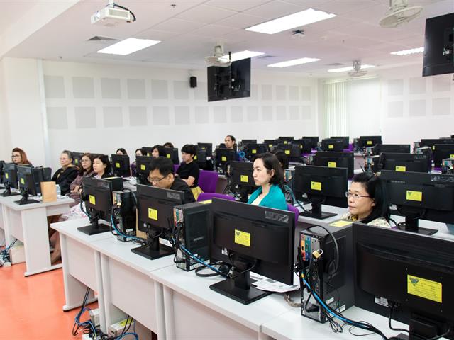 ผู้จัดการบริษัท Dynatix เข้าพบคณะผู้บริหารและคณะกรรมการศูนย์ภาษาคณะศิลปศาสตร์ เพื่อนำเสนอโปรแกรมเพื่อการฝึกฝน ทดสอบ และวัดระดับภาษาอังกฤษ DynEd