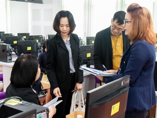 ผู้จัดการบริษัท Dynatix เข้าพบคณะผู้บริหารและคณะกรรมการศูนย์ภาษาคณะศิลปศาสตร์ เพื่อนำเสนอโปรแกรมเพื่อการฝึกฝน ทดสอบ และวัดระดับภาษาอังกฤษ DynEd