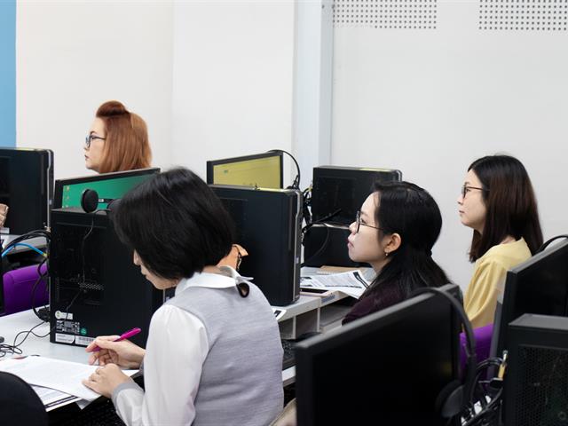ผู้จัดการบริษัท Dynatix เข้าพบคณะผู้บริหารและคณะกรรมการศูนย์ภาษาคณะศิลปศาสตร์ เพื่อนำเสนอโปรแกรมเพื่อการฝึกฝน ทดสอบ และวัดระดับภาษาอังกฤษ DynEd