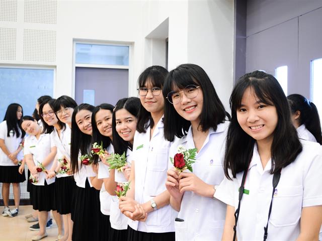 มอบเสื้อกาวน์ บริบาลเภสัชกรรม วิทยาศาสตร์เครื่องสำอาง 