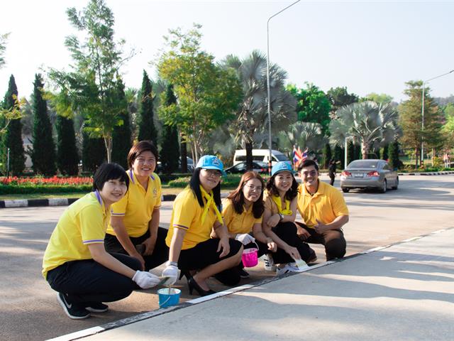 คณะศิลปศาสตร์เข้าร่วมกิจกรรมจิตอาสา ทาสีเส้นจราจร  บริเวณด้านหน้าหอประชุมพญางำเมือง มหาวิทยาลัยพะเยา