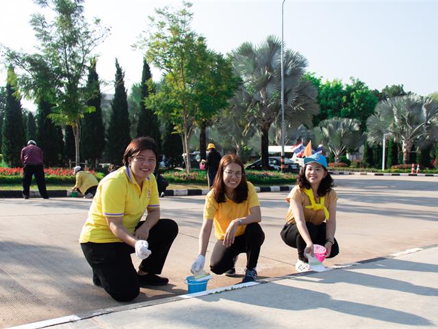 คณะศิลปศาสตร์เข้าร่วมกิจกรรมจิตอาสา ทาสีเส้นจราจร  บริเวณด้านหน้าหอประชุมพญางำเมือง มหาวิทยาลัยพะเยา