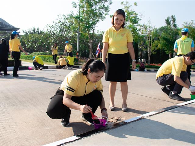คณะศิลปศาสตร์เข้าร่วมกิจกรรมจิตอาสา ทาสีเส้นจราจร  บริเวณด้านหน้าหอประชุมพญางำเมือง มหาวิทยาลัยพะเยา