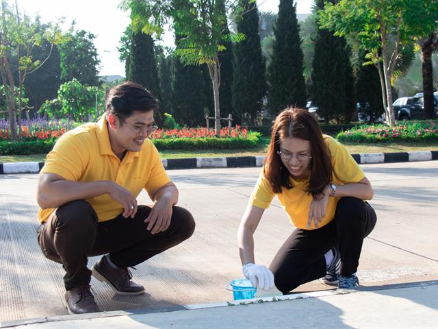 คณะศิลปศาสตร์เข้าร่วมกิจกรรมจิตอาสา ทาสีเส้นจราจร  บริเวณด้านหน้าหอประชุมพญางำเมือง มหาวิทยาลัยพะเยา