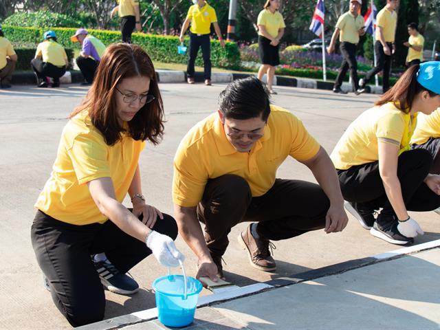 คณะศิลปศาสตร์เข้าร่วมกิจกรรมจิตอาสา ทาสีเส้นจราจร  บริเวณด้านหน้าหอประชุมพญางำเมือง มหาวิทยาลัยพะเยา