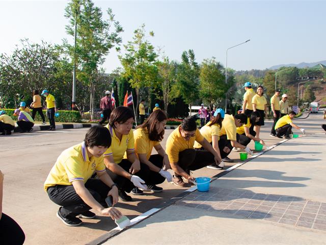 คณะศิลปศาสตร์เข้าร่วมกิจกรรมจิตอาสา ทาสีเส้นจราจร  บริเวณด้านหน้าหอประชุมพญางำเมือง มหาวิทยาลัยพะเยา