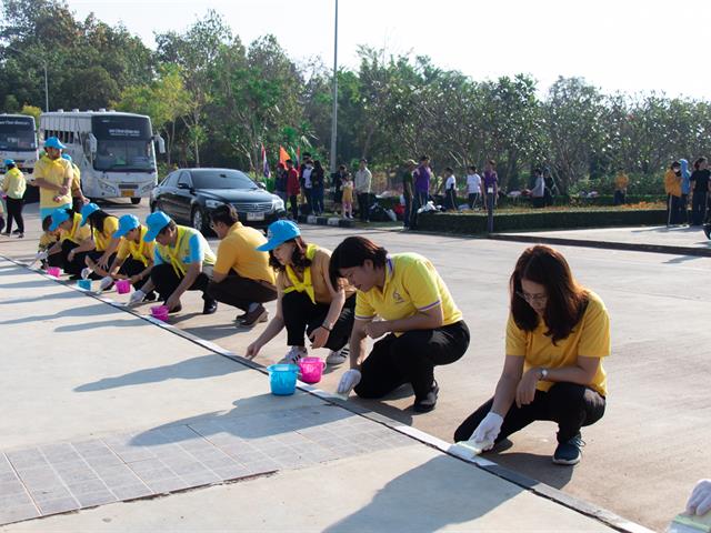 คณะศิลปศาสตร์เข้าร่วมกิจกรรมจิตอาสา ทาสีเส้นจราจร  บริเวณด้านหน้าหอประชุมพญางำเมือง มหาวิทยาลัยพะเยา