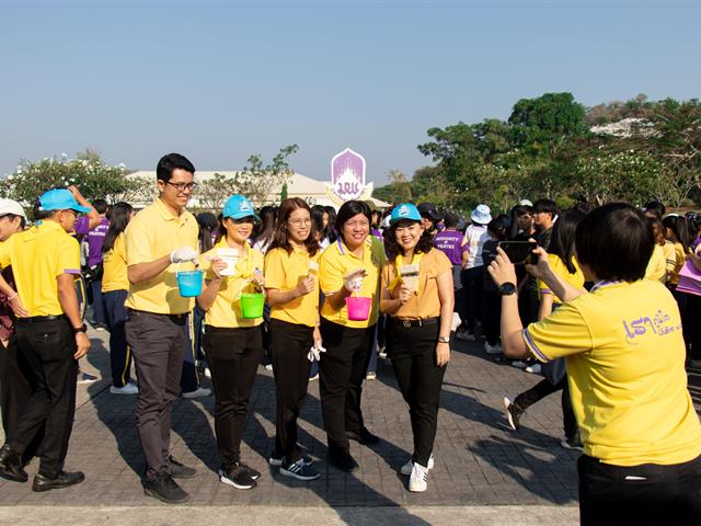 คณะศิลปศาสตร์เข้าร่วมกิจกรรมจิตอาสา ทาสีเส้นจราจร  บริเวณด้านหน้าหอประชุมพญางำเมือง มหาวิทยาลัยพะเยา