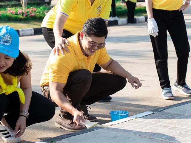 คณะศิลปศาสตร์เข้าร่วมกิจกรรมจิตอาสา ทาสีเส้นจราจร  บริเวณด้านหน้าหอประชุมพญางำเมือง มหาวิทยาลัยพะเยา