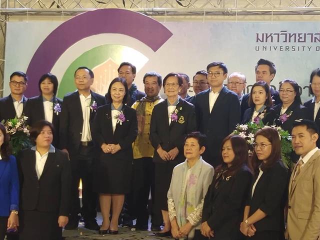 นิทรรศการ 1 คณะ 1 สัญลักษณ์ความสำเร็จ  เครื่องสำอางจากข้าวไรท์เบอร์รี่ ยาหม่องไพล ผลิตภัณฑ์สุขภาพที่ได้จากวัตถุดิบในชุมชน