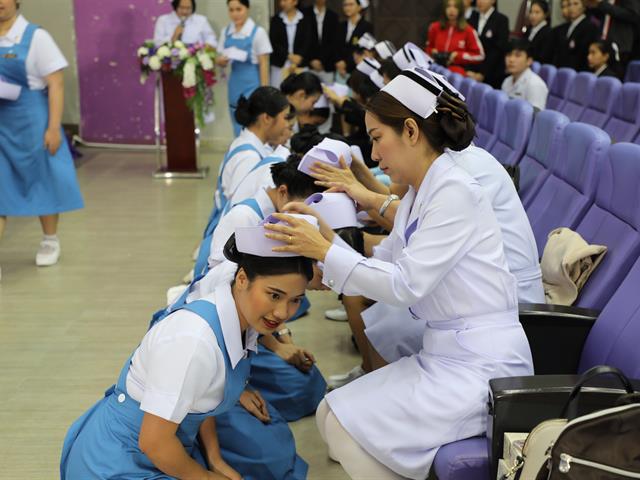 พิธีมอบหมวก เข็ม และดวงประทีป ให้แก่นิสิตคณะพยาศาสตร์ ชั้นปีที่ 2