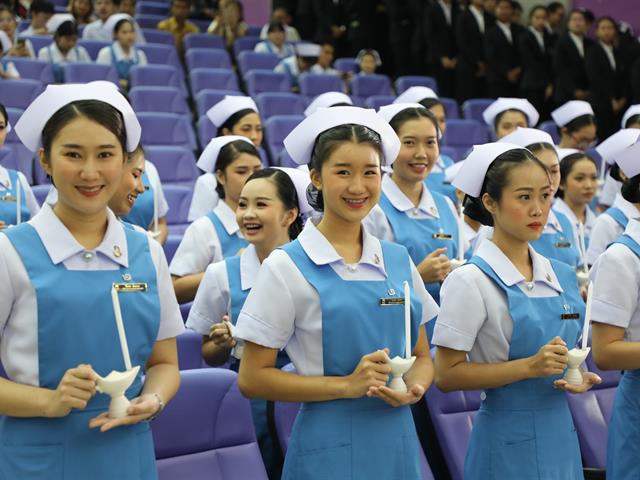 พิธีมอบหมวก เข็ม และดวงประทีป ให้แก่นิสิตคณะพยาศาสตร์ ชั้นปีที่ 2