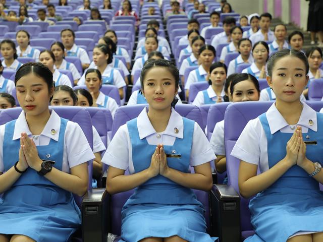 พิธีมอบหมวก เข็ม และดวงประทีป ให้แก่นิสิตคณะพยาศาสตร์ ชั้นปีที่ 2