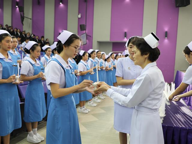 พิธีมอบหมวก เข็ม และดวงประทีป ให้แก่นิสิตคณะพยาศาสตร์ ชั้นปีที่ 2