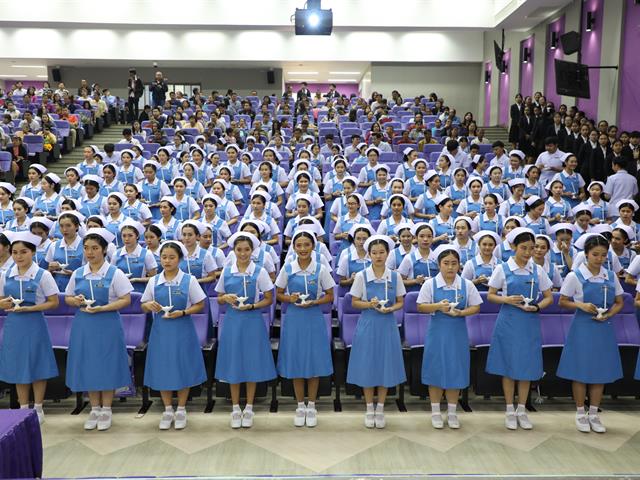 พิธีมอบหมวก เข็ม และดวงประทีป ให้แก่นิสิตคณะพยาศาสตร์ ชั้นปีที่ 2