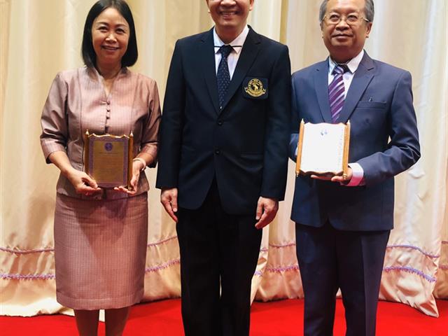 อธิการบดีมหาวิทยาลัยพะเยา เข้ารับมอบโล่ประกาศเกียรติคุณนักศึกษาเก่าดีเด่นมหาวิทยาลัยเชียงใหม่
