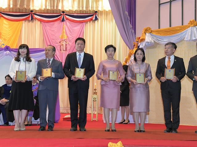 อธิการบดีมหาวิทยาลัยพะเยา เข้ารับมอบโล่ประกาศเกียรติคุณนักศึกษาเก่าดีเด่นมหาวิทยาลัยเชียงใหม่