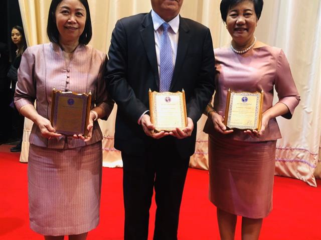 อธิการบดีมหาวิทยาลัยพะเยา เข้ารับมอบโล่ประกาศเกียรติคุณนักศึกษาเก่าดีเด่นมหาวิทยาลัยเชียงใหม่