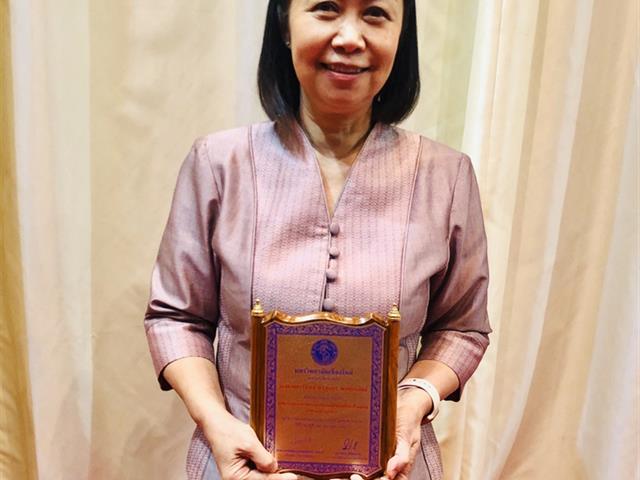 อธิการบดีมหาวิทยาลัยพะเยา เข้ารับมอบโล่ประกาศเกียรติคุณนักศึกษาเก่าดีเด่นมหาวิทยาลัยเชียงใหม่