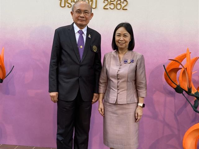 อธิการบดีมหาวิทยาลัยพะเยา เข้ารับมอบโล่ประกาศเกียรติคุณนักศึกษาเก่าดีเด่นมหาวิทยาลัยเชียงใหม่